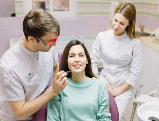 Почему лучше лечить кариес зубов в стоматологии «Урсула»